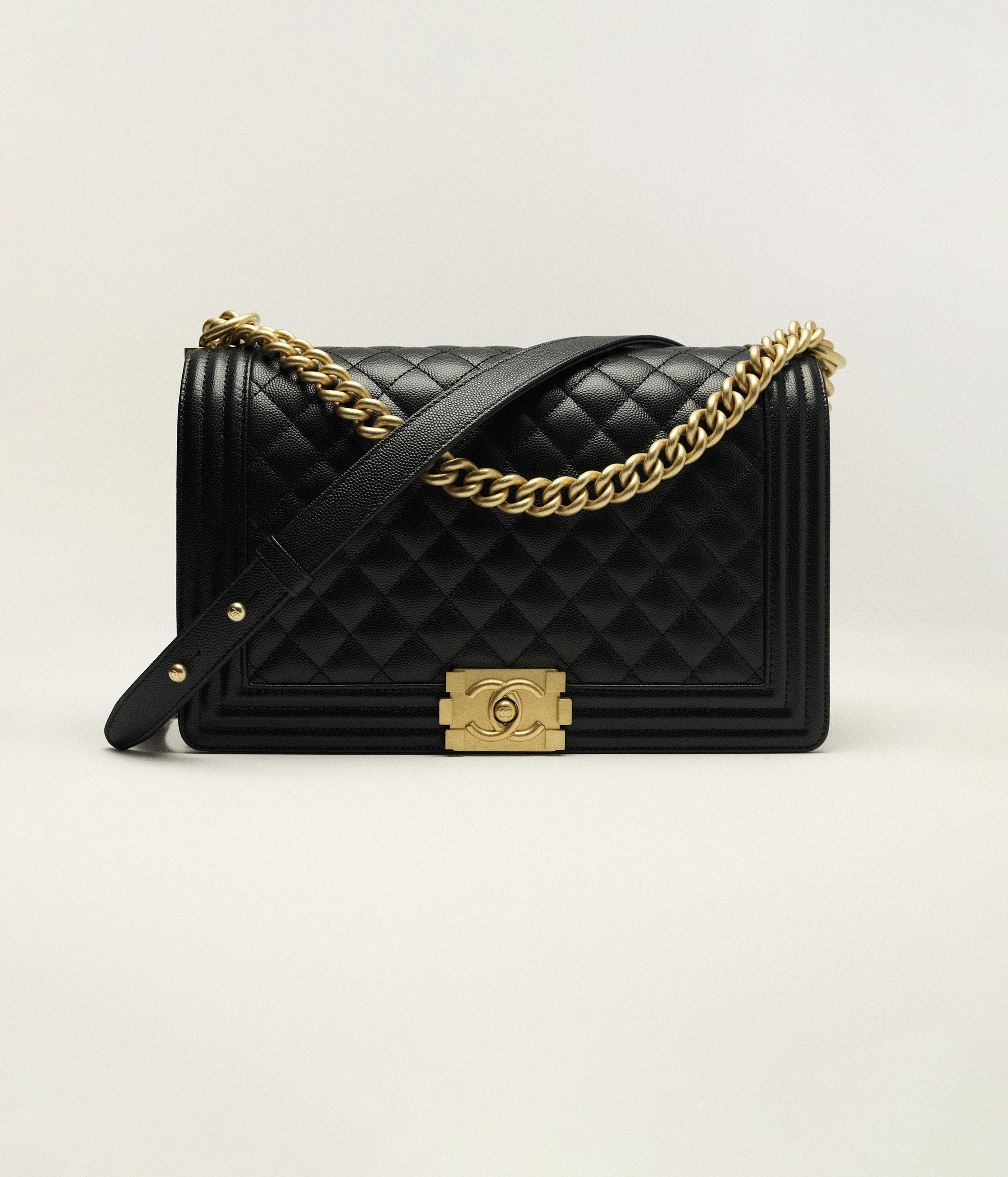 Tas Tangan Besar BOY CHANEL - Hitam - Kulit Sapi Muda Berserat & Logam Warna Emas - tampilan artistik 2